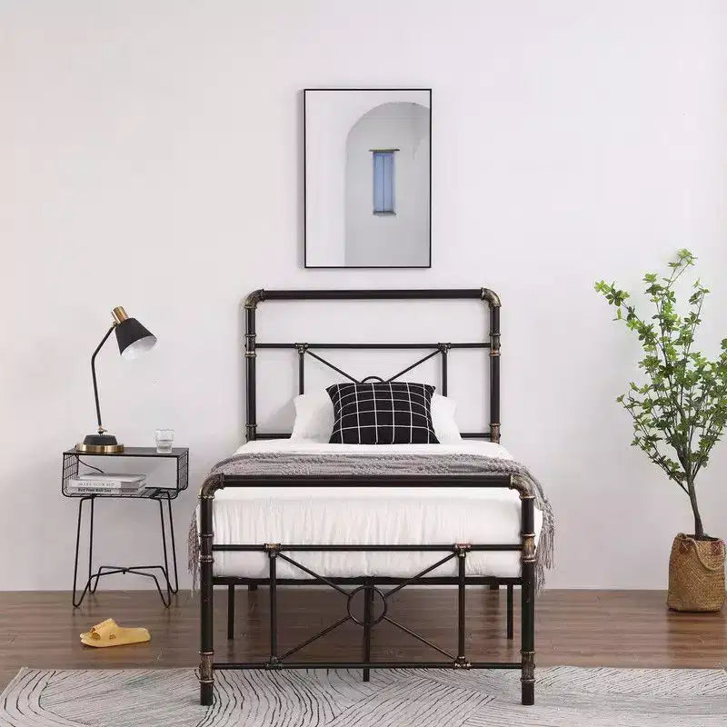 Cadre de lit double moderne en tuyaux de fer avec motif en croix