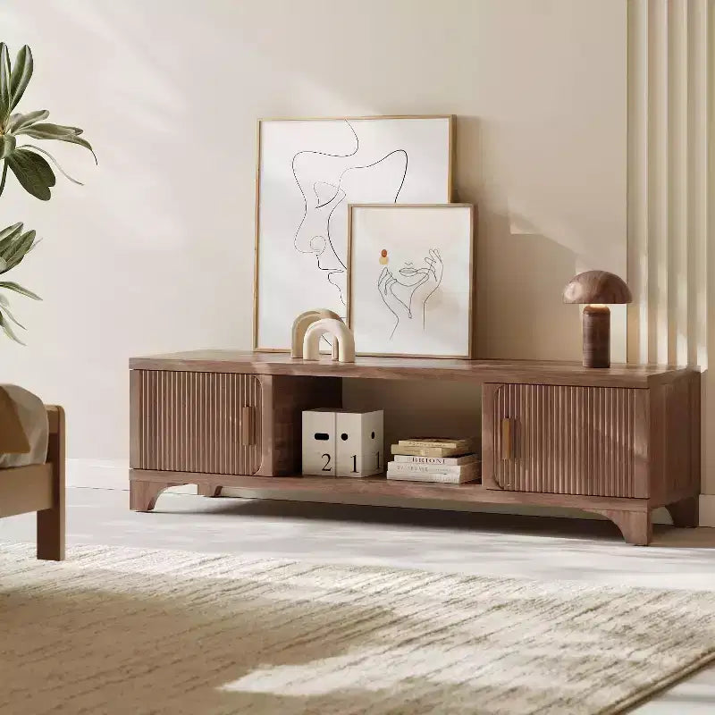 Meuble TV moderne Mid-Century SUGIFT pour téléviseurs de 55/65 pouces, console média bohème avec portes cannelées, placards de rangement et étagère ouverte