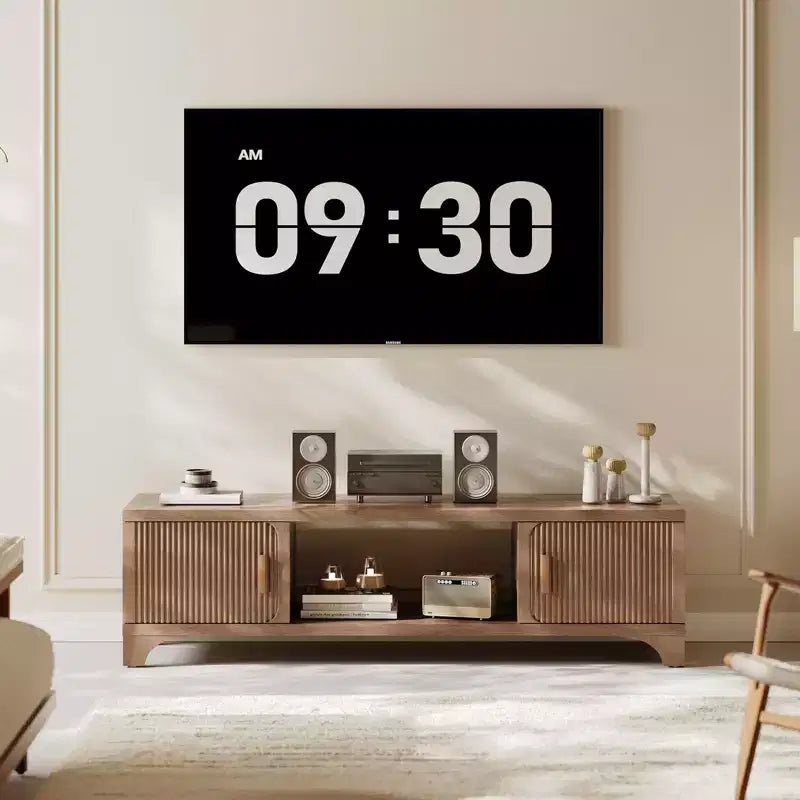 Meuble TV moderne Mid-Century SUGIFT pour téléviseurs de 55/65 pouces, console média bohème avec portes cannelées, placards de rangement et étagère ouverte