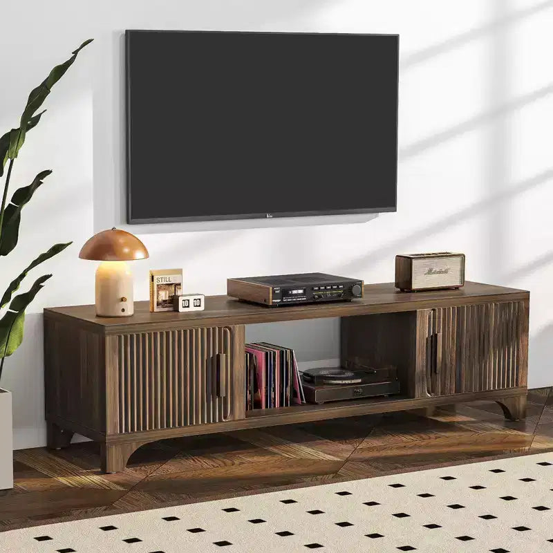 Meuble TV moderne Mid-Century SUGIFT pour téléviseurs de 55/65 pouces, console média bohème avec portes cannelées, placards de rangement et étagère ouverte