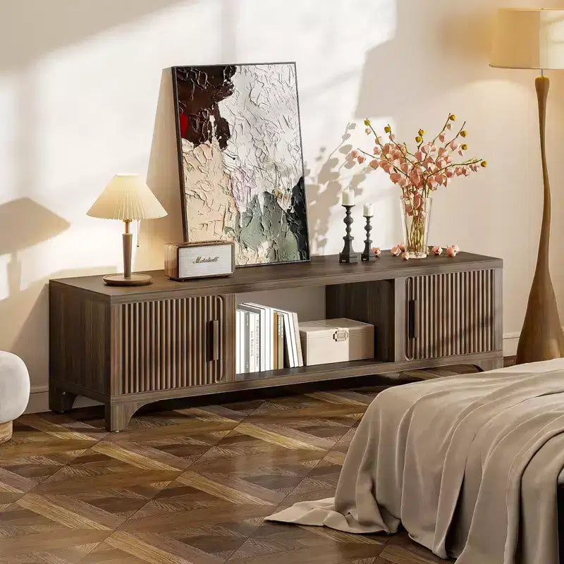 Meuble TV moderne Mid-Century SUGIFT pour téléviseurs de 55/65 pouces, console média bohème avec portes cannelées, placards de rangement et étagère ouverte