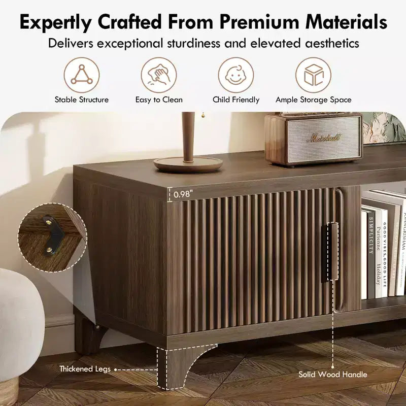 Meuble TV moderne Mid-Century SUGIFT pour téléviseurs de 55/65 pouces, console média bohème avec portes cannelées, placards de rangement et étagère ouverte