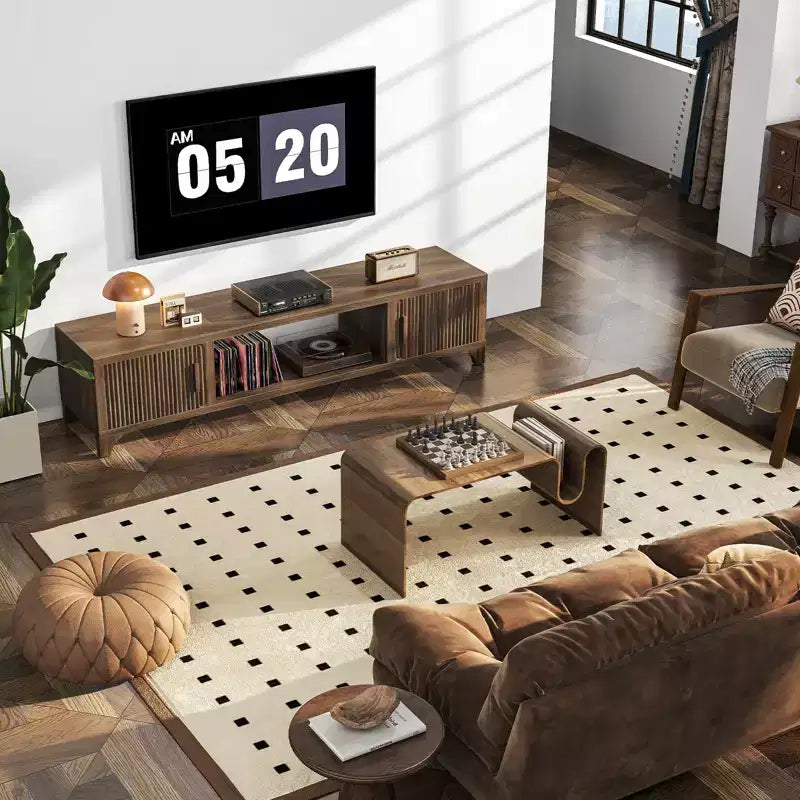 Meuble TV moderne Mid-Century SUGIFT pour téléviseurs de 55/65 pouces, console média bohème avec portes cannelées, placards de rangement et étagère ouverte