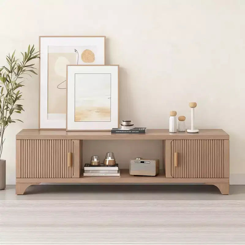 Meuble TV moderne Mid-Century SUGIFT pour téléviseurs de 55/65 pouces, console média bohème avec portes cannelées, placards de rangement et étagère ouverte