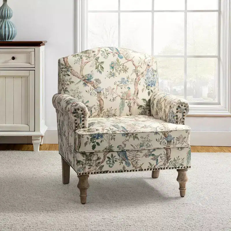 Fauteuil à accoudoirs pleins et dossier en forme de bosse de chameau Yahweh en bois de transition, avec garniture en tissu à motifs floraux | ART OF LIVING DES
