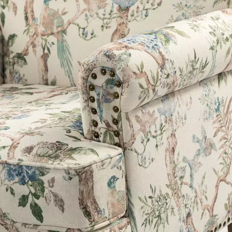 Fauteuil à accoudoirs pleins et dossier en forme de bosse de chameau Yahweh en bois de transition, avec garniture en tissu à motifs floraux | ART OF LIVING DES