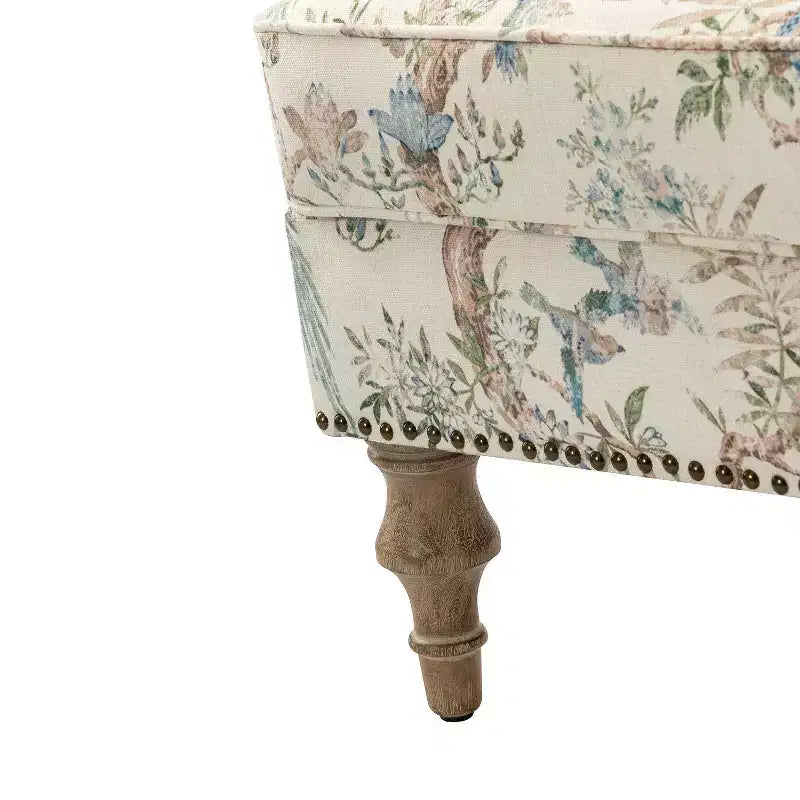 Fauteuil à accoudoirs pleins et dossier en forme de bosse de chameau Yahweh en bois de transition, avec garniture en tissu à motifs floraux | ART OF LIVING DES